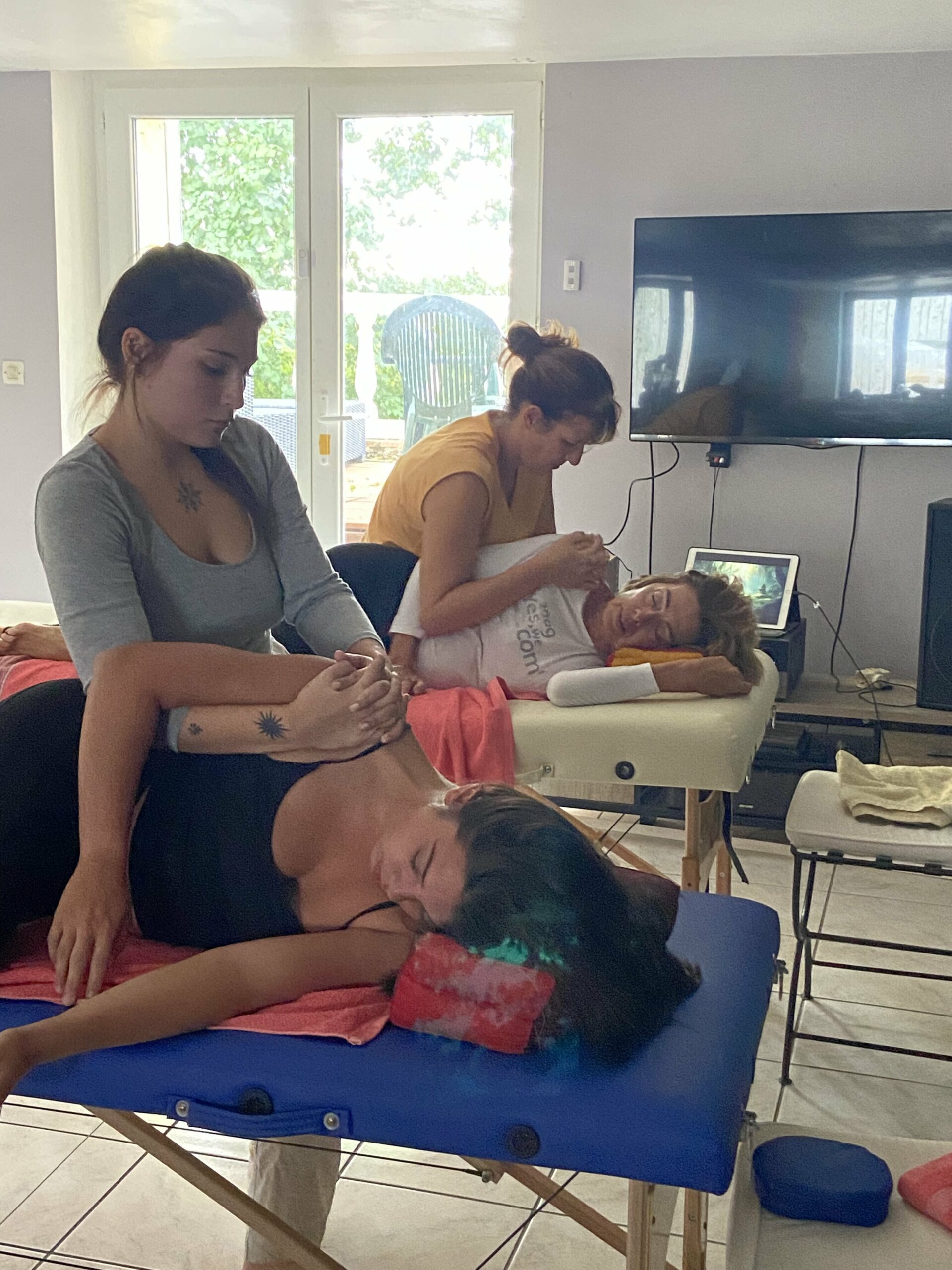 étirement de l'épaule massage thaïlandais traditionnel